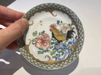 Een zeldzame Chinese famille rose 'hanen' kop en schotel met Baiyun Shanren 白雲山人 zegelmerk, Yongzheng
