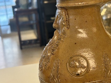 Tr&egrave;s fin pichet dit 'Bartman' en gr&egrave;s aux m&eacute;daillons aux portraits mont&eacute; d'un couvercle en &eacute;tain, Cologne, Allemagne, 2&egrave;me quart du 16&egrave;me