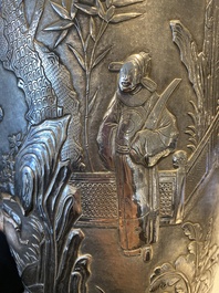 Paire de vases en argent &agrave; d&eacute;cor de l'anniversaire de Guo Ziyi, Chine, marque de Qingyun 慶雲, 19&egrave;me