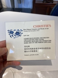 Een grote ronde Chinese dekseldoos met overglazuur blauw lotusdecor, Guangxu merk en periode