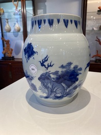 Een Chinese blauw-witte vaas met kylins, Transitie periode