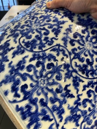 Impressionnant bassin en porcelaine de Chine en bleu et blanc &agrave; d&eacute;cor de rinceaux floraux, Kangxi