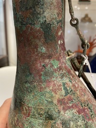 Rare vase couvert archa&iuml;que en forme de gourde en bronze, 'hu', Chine, Zhou de l'Est