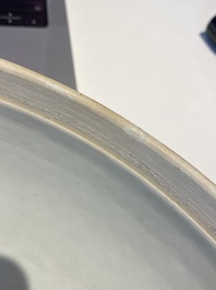 Een grote ronde Chinese dekseldoos met overglazuur blauw lotusdecor, Guangxu merk en periode