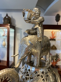 Grand br&ucirc;le-parfum tripod en argent, marque Shanghai Xinfengxiang 上海新鳳祥, Chine, dat&eacute; 1925