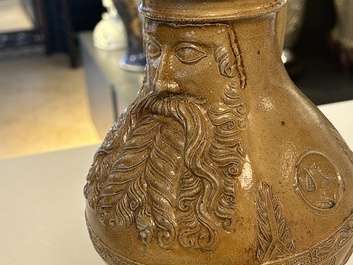 Tr&egrave;s fin pichet dit 'Bartman' en gr&egrave;s aux m&eacute;daillons aux portraits mont&eacute; d'un couvercle en &eacute;tain, Cologne, Allemagne, 2&egrave;me quart du 16&egrave;me