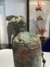 Rare vase couvert archa&iuml;que en forme de gourde en bronze, 'hu', Chine, Zhou de l'Est