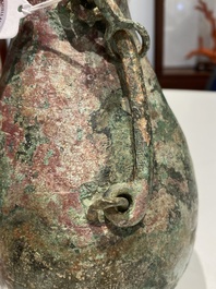 Rare vase couvert archa&iuml;que en forme de gourde en bronze, 'hu', Chine, Zhou de l'Est