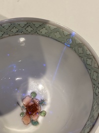 Een zeldzame Chinese famille rose 'hanen' kop en schotel met Baiyun Shanren 白雲山人 zegelmerk, Yongzheng
