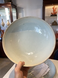 Een grote ronde Chinese dekseldoos met overglazuur blauw lotusdecor, Guangxu merk en periode