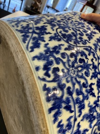 Impressionnant bassin en porcelaine de Chine en bleu et blanc &agrave; d&eacute;cor de rinceaux floraux, Kangxi