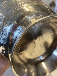 Paire de vases en argent &agrave; d&eacute;cor de l'anniversaire de Guo Ziyi, Chine, marque de Qingyun 慶雲, 19&egrave;me
