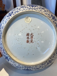 Een grote ronde Chinese dekseldoos met overglazuur blauw lotusdecor, Guangxu merk en periode