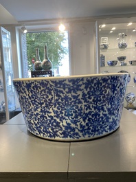 Impressionnant bassin en porcelaine de Chine en bleu et blanc &agrave; d&eacute;cor de rinceaux floraux, Kangxi