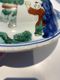 Grand vase couvert en porcelaine de Chine wucai &agrave; d&eacute;cor de l'anniversaire de Guo Ziyi, &eacute;poque Transition