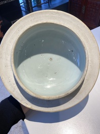 Grand vase couvert en porcelaine de Chine wucai &agrave; d&eacute;cor de l'anniversaire de Guo Ziyi, &eacute;poque Transition