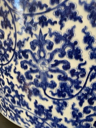 Impressionnant bassin en porcelaine de Chine en bleu et blanc &agrave; d&eacute;cor de rinceaux floraux, Kangxi