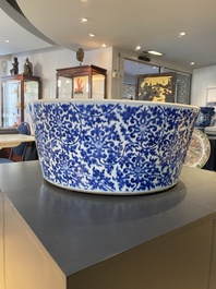 Impressionnant bassin en porcelaine de Chine en bleu et blanc &agrave; d&eacute;cor de rinceaux floraux, Kangxi