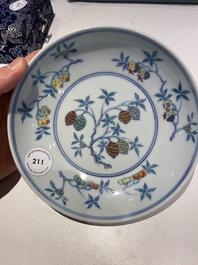 Belle coupe en porcelaine de Chine doucai &agrave; d&eacute;cor de fruits, Kangxi