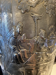 Paire de vases en argent &agrave; d&eacute;cor de l'anniversaire de Guo Ziyi, Chine, marque de Qingyun 慶雲, 19&egrave;me