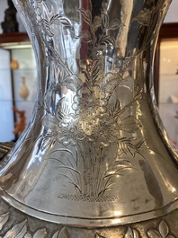 Paire de vases en argent &agrave; d&eacute;cor de l'anniversaire de Guo Ziyi, Chine, marque de Qingyun 慶雲, 19&egrave;me