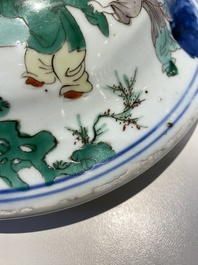 Grand vase couvert en porcelaine de Chine wucai &agrave; d&eacute;cor de l'anniversaire de Guo Ziyi, &eacute;poque Transition