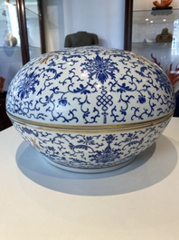 Een grote ronde Chinese dekseldoos met overglazuur blauw lotusdecor, Guangxu merk en periode