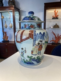 Grand vase couvert en porcelaine de Chine wucai &agrave; d&eacute;cor de l'anniversaire de Guo Ziyi, &eacute;poque Transition
