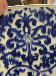 Impressionnant bassin en porcelaine de Chine en bleu et blanc &agrave; d&eacute;cor de rinceaux floraux, Kangxi