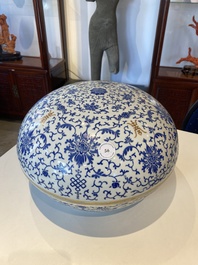 Een grote ronde Chinese dekseldoos met overglazuur blauw lotusdecor, Guangxu merk en periode