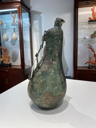 Rare vase couvert archa&iuml;que en forme de gourde en bronze, 'hu', Chine, Zhou de l'Est
