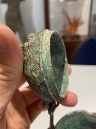 Rare vase couvert archa&iuml;que en forme de gourde en bronze, 'hu', Chine, Zhou de l'Est