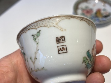 Een zeldzame Chinese famille rose 'hanen' kop en schotel met Baiyun Shanren 白雲山人 zegelmerk, Yongzheng