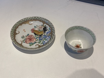 Een zeldzame Chinese famille rose 'hanen' kop en schotel met Baiyun Shanren 白雲山人 zegelmerk, Yongzheng