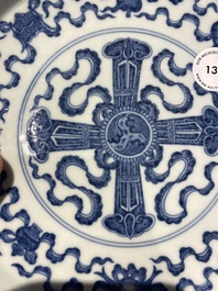 Coupe sur talon ou tazza en porcelaine de Chine en bleu et blanc &agrave; d&eacute;cor 'Bajixiang', marque et &eacute;poque de Qianlong