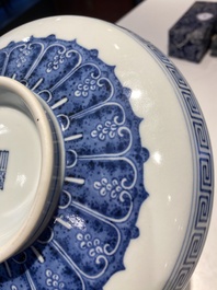 Coupe sur talon ou tazza en porcelaine de Chine en bleu et blanc &agrave; d&eacute;cor 'Bajixiang', marque et &eacute;poque de Qianlong