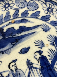 Rare plat en porcelaine de Chine de type Kraak en bleu et blanc aux navires portugais sur le bord, Wanli
