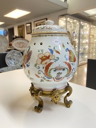 Pot-pourri et son couvercle en porcelaine de Chine famille rose &agrave; d&eacute;cor 'Pompadour' sur socle en bronze dor&eacute;, Qianlong, vers 1745