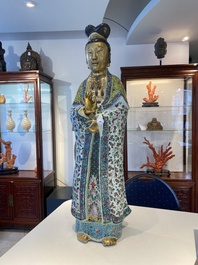 Importante sculpture de Guanyin en porcelaine de Chine famille rose, marque en creux Li Fu Xing Hao 李福興號, 19&egrave;me