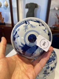 Vase couvert en porcelaine de Chine en bleu et blanc &agrave; d&eacute;cor de dames dans un jardin, marque de Chenghua, Kangxi