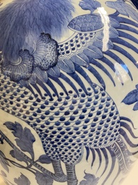 Grand vase en porcelaine de Chine en bleu et blanc &agrave; d&eacute;cor de ph&eacute;nix et pivoines, 19&egrave;me