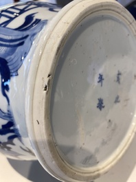 Vase couvert en porcelaine de Chine en bleu et blanc &agrave; d&eacute;cor de dames dans un jardin, marque de Chenghua, Kangxi