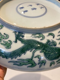 Een Chinees doucai groen-ge&euml;mailleerd 'draken' bord, Kangxi merk en wellicht periode