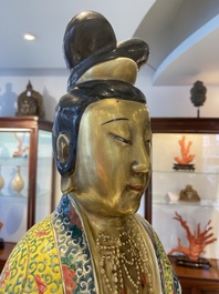 Importante sculpture de Guanyin en porcelaine de Chine famille rose, marque en creux Li Fu Xing Hao 李福興號, 19&egrave;me