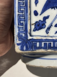 Vase de forme 'cong' en porcelaine de Chine en bleu et blanc &agrave; d&eacute;cor de grues et de trigrammes, Jiajing/Wanli