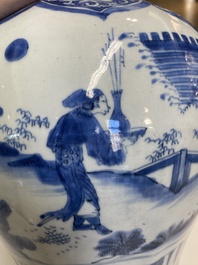 Een Chinese blauw-witte octagonale vaas met decor van het 'touhu' spel, Transitie periode