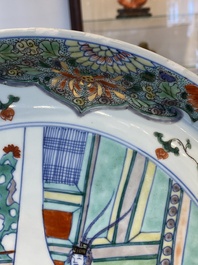 Plat en porcelaine de Chine doucai-verte &agrave; d&eacute;cor d'une visite &agrave; un dignitaire, Kangxi