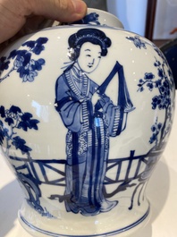 Vase couvert en porcelaine de Chine en bleu et blanc &agrave; d&eacute;cor de dames dans un jardin, marque de Chenghua, Kangxi
