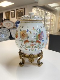 Pot-pourri et son couvercle en porcelaine de Chine famille rose &agrave; d&eacute;cor 'Pompadour' sur socle en bronze dor&eacute;, Qianlong, vers 1745
