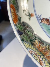 Plat en porcelaine de Chine doucai-verte &agrave; d&eacute;cor d'une visite &agrave; un dignitaire, Kangxi